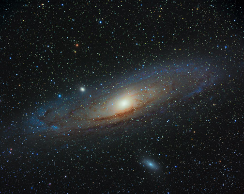 La galaxie spirale comme la nôtre et le plus proche
 est la galaxie d'Andromède.
Distance: 2,5 millions Années Lumiéres (AL)