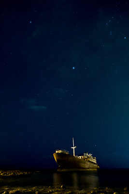 Le mât du bateau pointe vers Sirius, 
une étoile proche a notre étoile - Le Soleil.